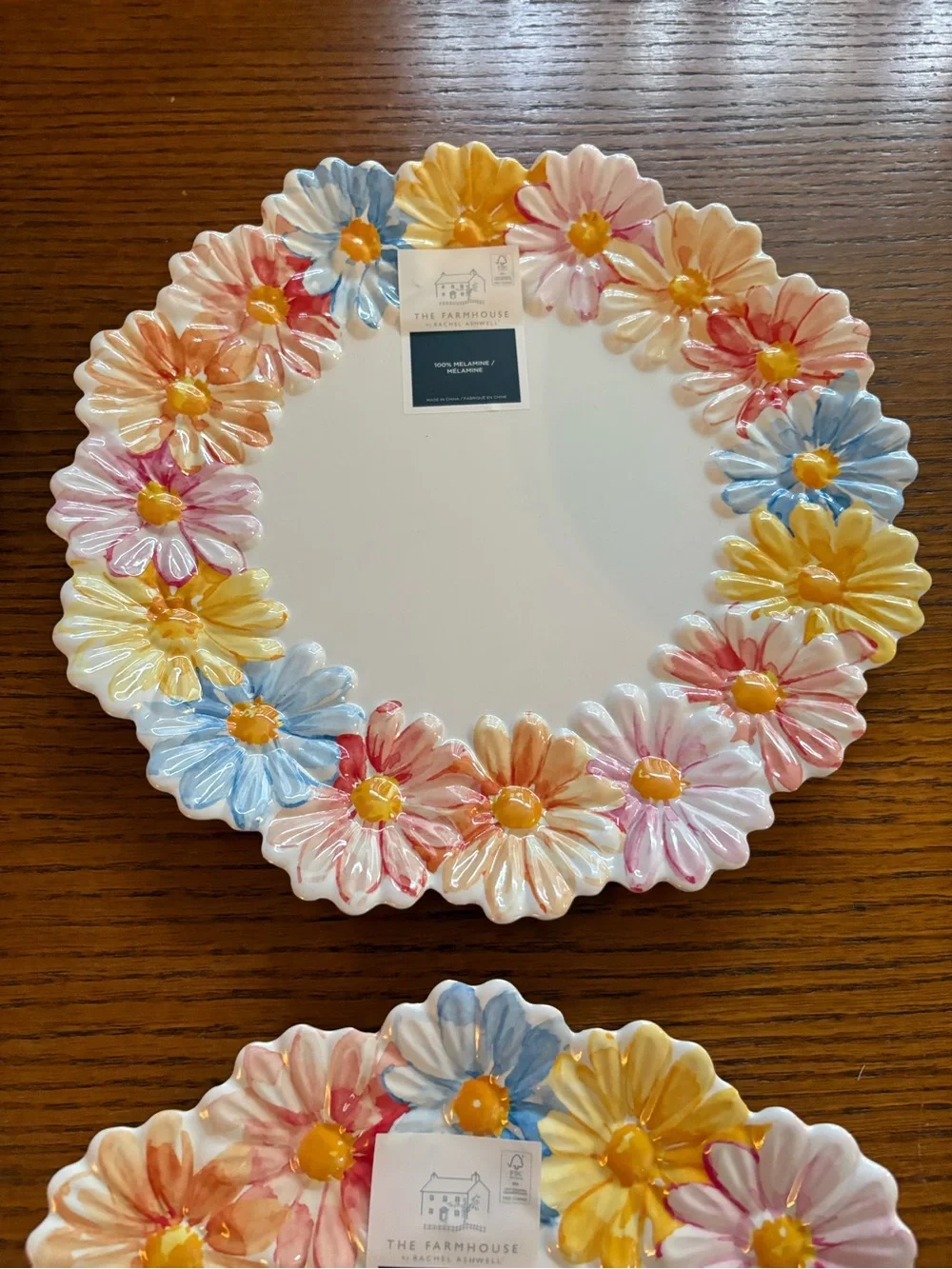 4 NWT Farmhouse Rachel Ashwell Embossed Daisy Floral Melamine Dinner Plates 11